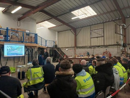 Session de formation en entreprise, présentation en salle devant les équipes