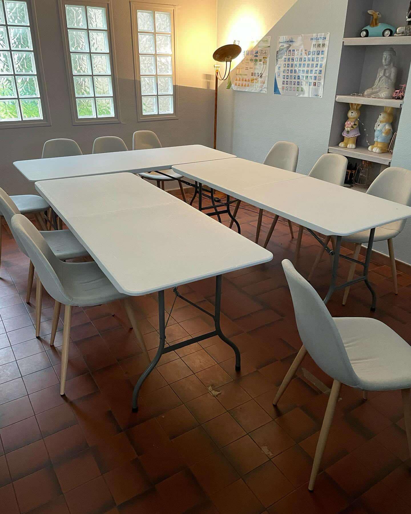 Salle de formation aménagée pour les cours de code